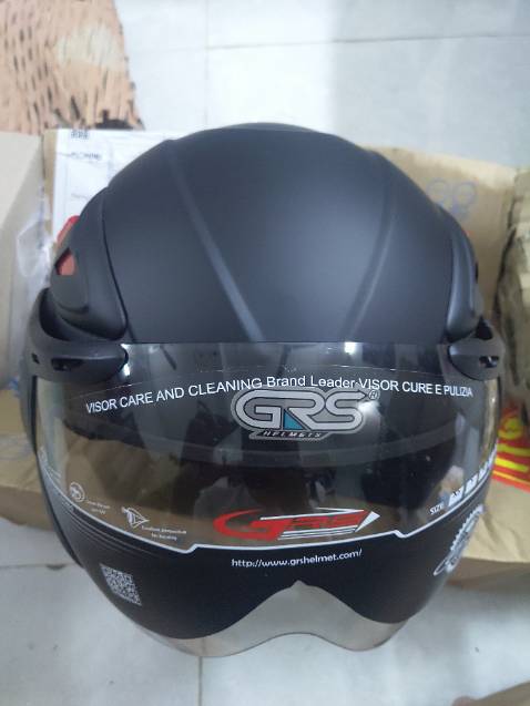 Mũ chất lượng, giao hàng nhanh, chắc chắn, có thể tháo lớp nệm vải ra để giặt , có kính  chống chói tốt , có các lỗ thông  gió lên đội mũ thoáng- k bí, quai mũ thì hơi mỏng hơn so với các dòng GRS khác.