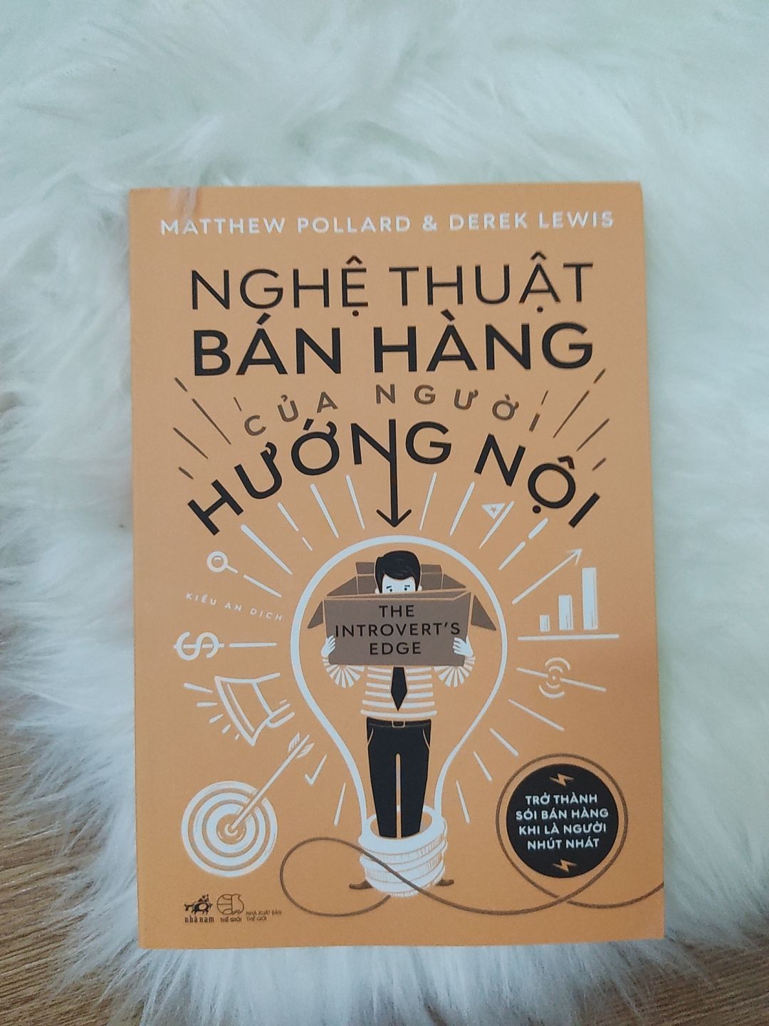 Đây là lần đầu tiên mình mua sách trên tiki. Đọc review có nhiều người bảo sách bẩn, chất lượng không tốt nên cũng hơi quan ngại nhưng vì đợt 14/10 giảm giá nhiều quá nên mình bấm bụng mua luôn :p Cảm nhận của mình sau khi mua hàng ở tiki là giao hàng nhanh chóng, mới đặt hôm qua hôm nay có trong khi dự kiến là 2 ngày nữa. Về chất lượng sách, phải nói mình là người khá kỹ tính khi mua sách nhưng những cuốn sách mình nhận đợt này (mình mua hơn chục cuốn) không có gì để chê. Sách đẹp, thẳng thớm, không bụi đáng kể, không quăn góc và một số cuốn vẫn còn trong bọc. Mong tiki đừng sale nữa!! ?