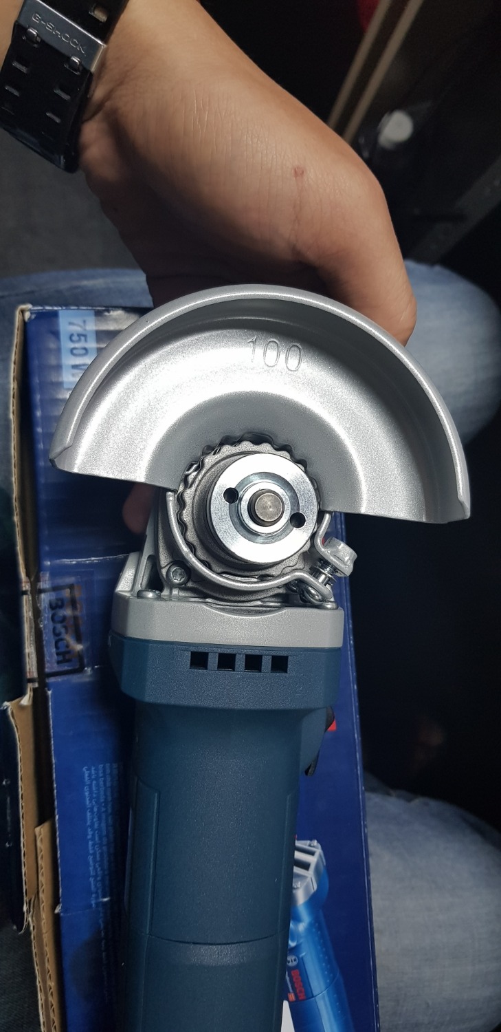 Giao nhanh, đầy đủ phụ kiện, tuy nhiên lỗi chung của dòng này là chốt tấm bảo vệ không đúng với các chốt trên máy. lắp được nhưng không đúng chốt nên hơi khó chịu. mong bosch cải thiện lại