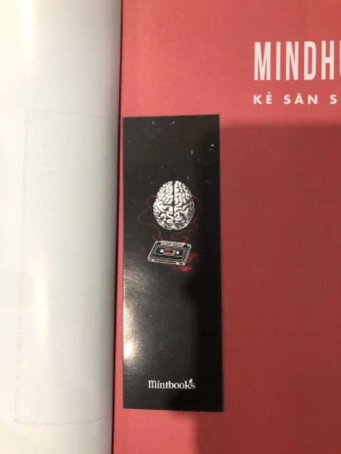 Sách đẹp, mực in rõ, giấy tốt.
Góc sách bị mất một mẫu (như hình)
Màu của bookmark bị lem sang bìa (như hình).