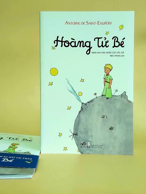 Tôi cứ sống cô độc như vậy, chẳng có một ai để chuyện trò thật sự, cho tới một lần gặp nạn ở sa mạc Sahara cách đây sáu năm. Có thứ gì đó bị vỡ trong động cơ máy bay. Và vì bên cạnh chẳng có thợ máy cũng như hành khách nào nên một mình tôi sẽ phải cố sửa cho bằng được vụ hỏng hóc nạn giải này. Với tôi đó thật là một việc sống còn. Tôi chỉ có vừa đủ nước để uống trong tám ngày.

Thế là đêm đầu tiên tôi ngủ trên cát, cách mọi chốn có người ở cả nghìn dặm xa. Tôi cô đơn hơn cả một kẻ đắm tàu sống sót trên bè giữa đại dương. Thế nên các bạn cứ tưởng tượng tôi đã ngạc nhiên làm sao, khi ánh ngày vừa rạng, thì một giọng nói nhỏ nhẹ lạ lùng đã đánh thức tôi. Giọng ấy nói:

“Ông làm ơn... vẽ cho tôi một con cừu!"