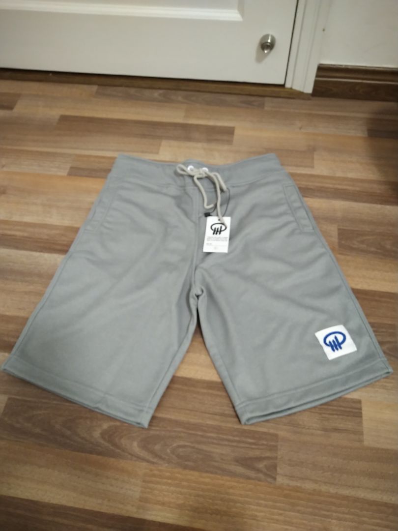 Vải bình thường, không dày, không mỏng, mặc mát, thoải mái.
Túi 2 bên không quá nông cũng k quá sâu, đựng vừa cái đt. 1 túi sau thì nông.
Lưng quần thun có độ co giãn không được tốt nhưng bù lại có dây cột.
Mình nhìn chung thấy vậy chứ mình mua cho bạn nam bận. Có gì sẽ cập nhật sau.