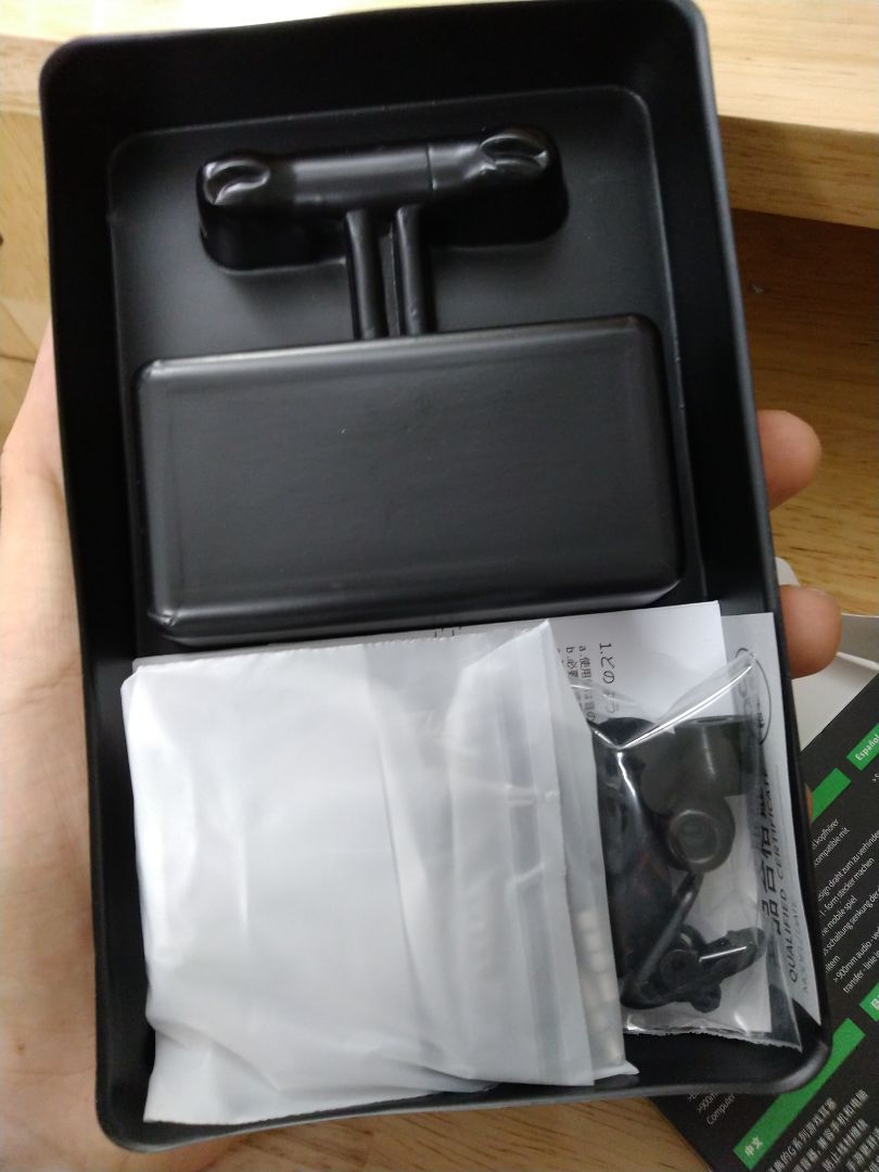 Hôm đặt hàng chọn loại màu đen, giao đúng màu mà còn giao rất lẹ nữa. Màu đen cá tính nhìn rất đẹp mắt và ngầu lòi nhé. Đã vậy còn tặng thêm dây nối dài tai nghe thêm vài chục cm nữa, nút đệm tai nghe các thứ... Tuy giá hơi cao tý nhưng rất đáng đồng tiền bỏ ra. Âm thanh thì nghe nhạc chưa hỗ trợ tốt cho mấy dù âm bass cũng có nhưng không quá mạnh, còn dùng để chơi game thì nghe bao phê.