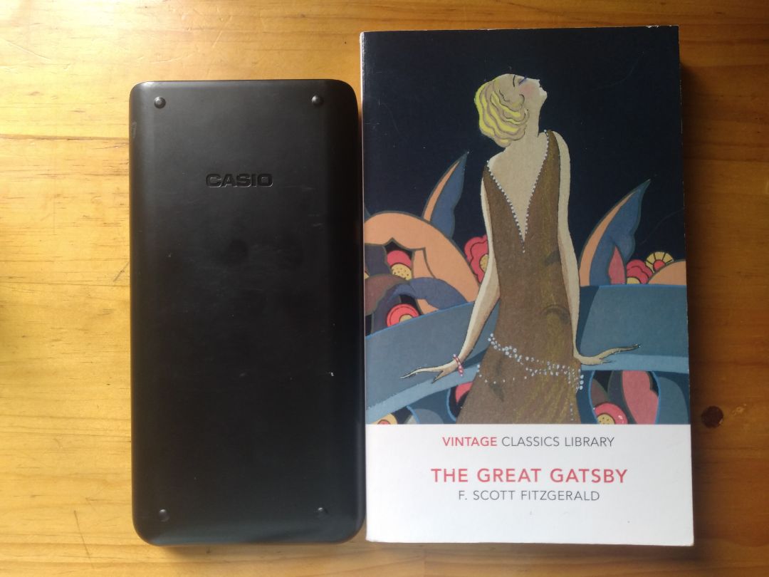 sách không lớn lắm nhưng rất đẹp, nhẹ. Chất lượng giấy và nội dung đều tốt. Cơ bản là không có j để chê.