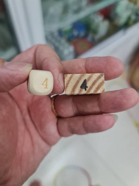 Số in mờ,nhòe. Trong khi tiêu chuẩn cơ bản là phải in vào giữa thanh gỗ cũng không in đc😡 rất ẩu.