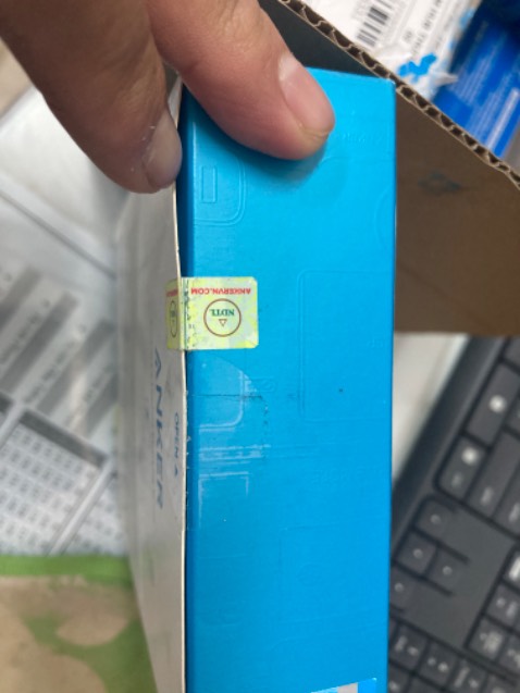 - Sản phẩm đẹp, nhỏ gọn hơn tưởng tượng.
- Thùng hàng móp méo, tróc keo dán.
- Hộp sản phẩm cũ, đã bị khui và dán lại bằng keo. Bao nylon bọc sản phẩm cũng bị bóc ra nên dãn và ít dính.