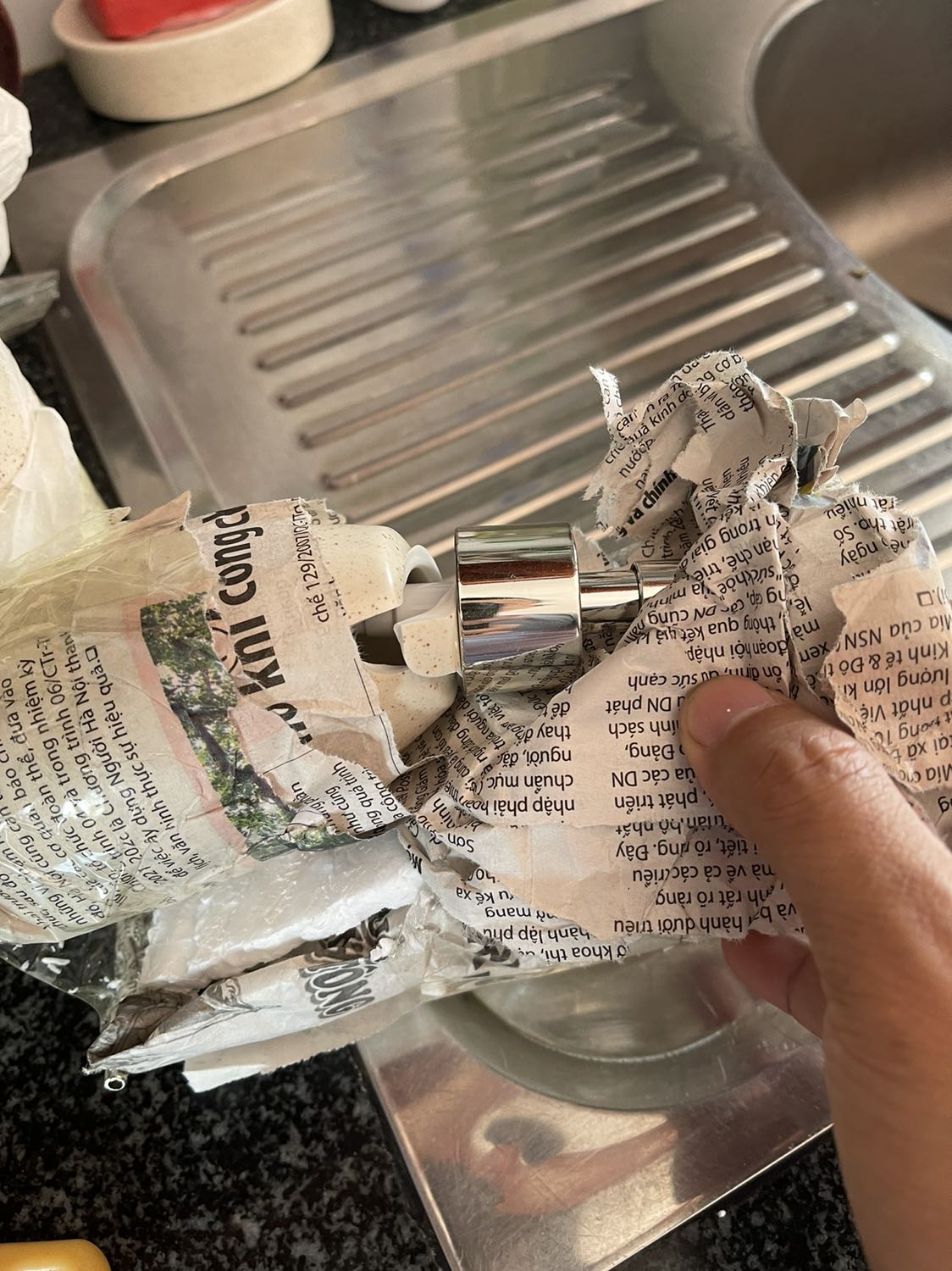 Giao 4 cái thì bị bể mất 2 cái.