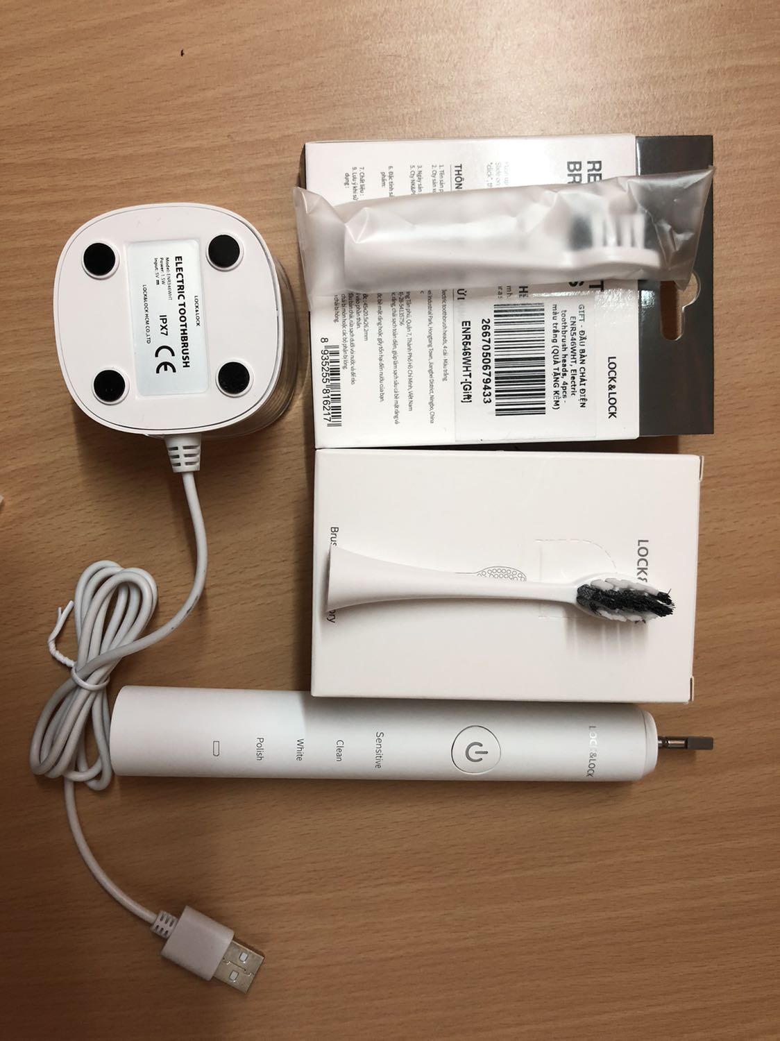 Tay cầm nhỏ gọn, nhẹ, có độ bám tốt. Có 4 tốc độ đánh phù hợp với nhu cầu sử dụng.
Về thời gian sử dụng, tốc độ sạc chưa ***. Đầu sạc usb nên mua thêm củ sạc ạ.
Bộ gồm tay cầm, 3 đầu bàn chải, sạc. Mua dịp sale 50% + tặng thêm 4 đầu bàn chải 😁