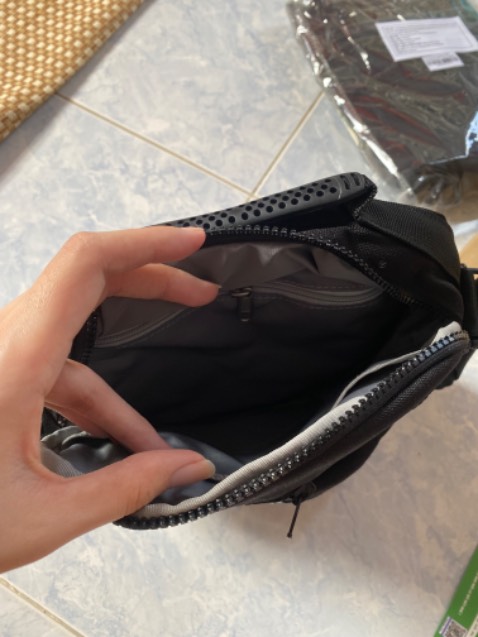 Giao nhanh, túi ok nhưng vải k căng nhìn k thẩm mĩ lắm, dây kéo đường may chắc chắn, nói chung là ok