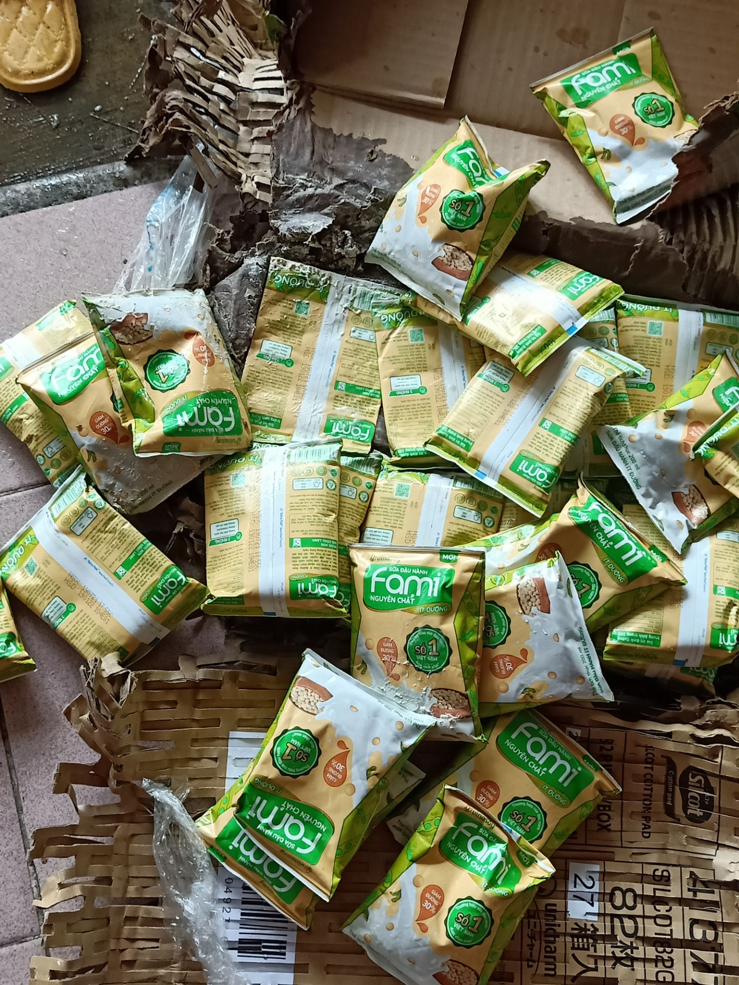 Nhận thùng sữa bất mãn dễ sợ, shipper nói trời mưa nên thùng hơi ướt xíu nha c, ok e ko sao, thông cảm đc. Nhưng lúc khui ra thì hỡi ôi, mùi vừa thiu vừa chua. Cái này là do bên vận chuyển mạnh tay quá nè nó mới ra nông nỗi zị, đổ hết 6 bịch sữa chảy lan ra mấy bị kia mh phải xịt nước rửa