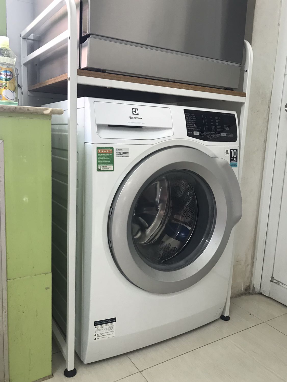 Kệ đẹp y hình quảng cáo, đúng kích thước mô tả và chắc chắn. Chân kệ có chốt cao su để canh chỉnh cho cân nếu mặt sàn không phẳng. Mình rất hài lòng với sản phẩm.

Mình mua về để đặt máy rửa chén phía trên máy giặt. Vì mình không dùng chân kê máy giặt nên ban đầu giữa máy giặt và mặt gỗ còn rộng, nhưng máy rửa chén đặt lên thì khá cao, khó thao tác.
Do đó mình đã khoan thêm lỗ để hạ mặt gỗ xuống 10cm để vừa tầm hơn. 
Việc khoan thêm lỗ cũng đơn giản nếu nhà có sẵn máy khoan, nhưng nếu shop có thêm tuỳ chọn khoan thêm lỗ thấp hơn cho người mua nữa thì phải gọi là trên cả tuyệt vời nha.