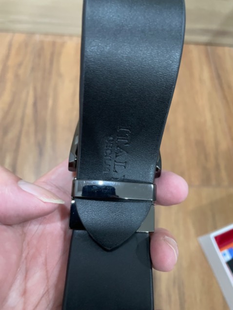 Dây màu đen này bản hơi to nên khó luồn vào mặt khoá. Lắp vào hoặc rút ra đều phải kéo mạnh thì mới được. Rủi ro dùng lâu dài chắc sẽ trầy xước da 2 bên viền. Đề nghị nhà Sx làm dây bản nhỏ hơn chút hoặc làm khoá to ra để luồn dây dễ dàng hơn.