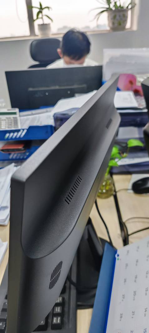 Màn hình thiết kế gọn gàng, chắc chắn, hiển thị sáng, rõ, đẹp. Rất đáng để mua. Shop hỗ trợ rất nhiệt chu đáo.