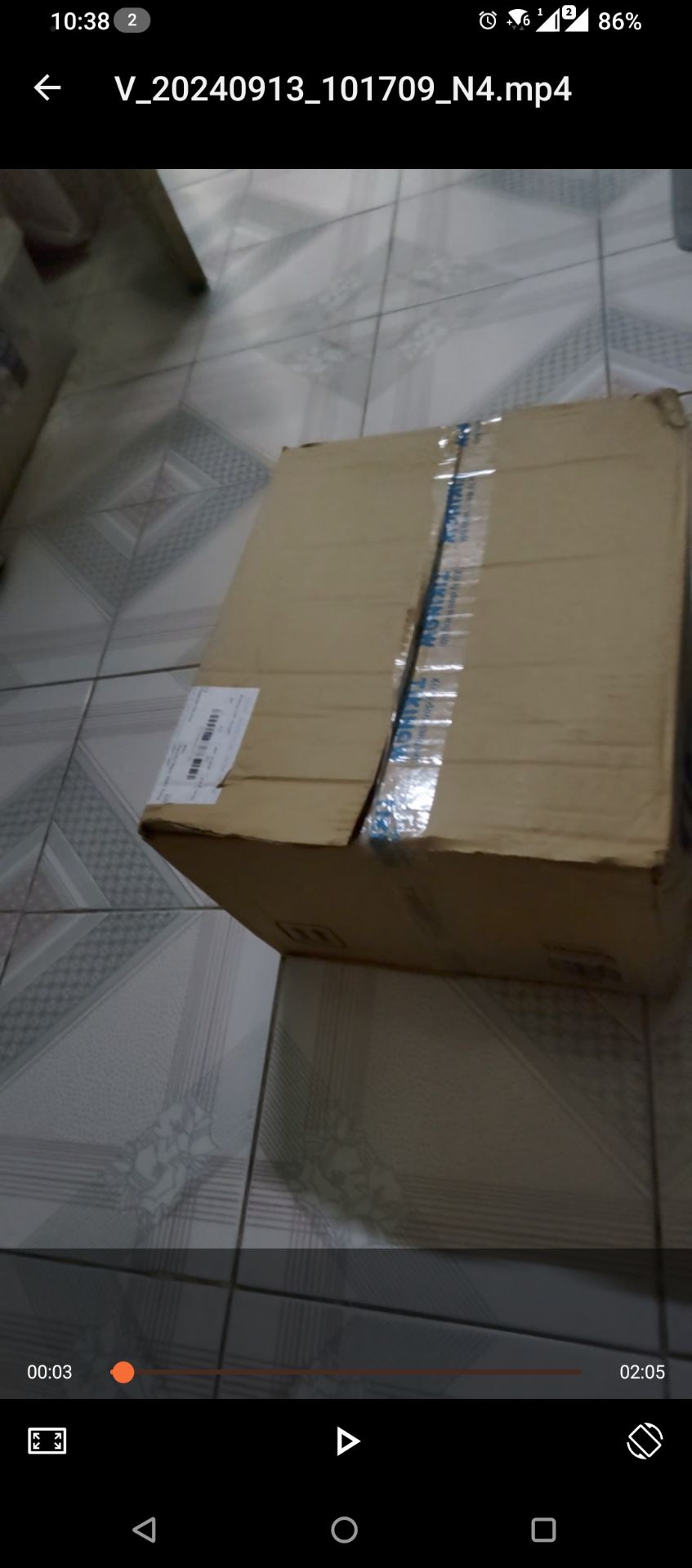 Tổng 7 sản phẩm trong đơn đều cho áp dụng bookcare mà khi nhận thì chỉ 5 sản phẩm có bookcare. Thời gian giao hàng ban đầu đề trước 19h ngày 11/09, rốt cuộc ngóng chờ dài cổ hết nguyên ngày 11, qua ngày 12 thì báo giao đơn vị vận chuyển khác. Nhân viên vận chuyển thì bảo khách ra đầu ngõ nhận, okie, cái thùng hàng nhận được lại bị bẩn và có vết cắt keo. Chống sốc cho sách của Tiki thì càng ngày càng qua loa. Phải nói là càng ngày càng thất vọng về Tiki.