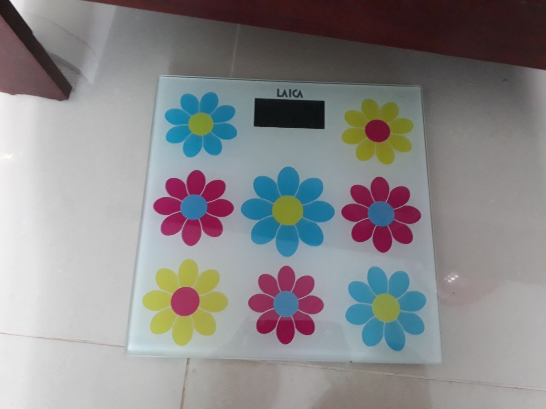 Tiki giao hàng rất nhanh, đóng gói sản phẩm rất tốt. 
Tuy nhiên, cân thì số liệu k chính xác, sai số quá nhiều lần. 
Sáng cân 48kg, cách 10 phút là 47.6, cách 30 phút 48.3 kg. Chiều thì tình trạng cũng tương tự, mặc dù cùng 1 người, không thay đổi tư thế hay ăn uống gì thêm, mình cũng để yên cân 1 chỗ, cân 2 lần kết quả của 2 lần đều giống nhau, nhưng kết thúc 2 lần đó, 10 phút sau, 30p sau cân lại kết quả lại khác.
Mình mua để chủ yếu cân em bé sơ sinh mà như vậy thì hoang mang quá, không biết sao là đúng.
Nhà cung cấp có thể xem xét và hỗ trợ mình, hướng dẫn mình đổi hàng được không ạ.
Xin cám ơn.