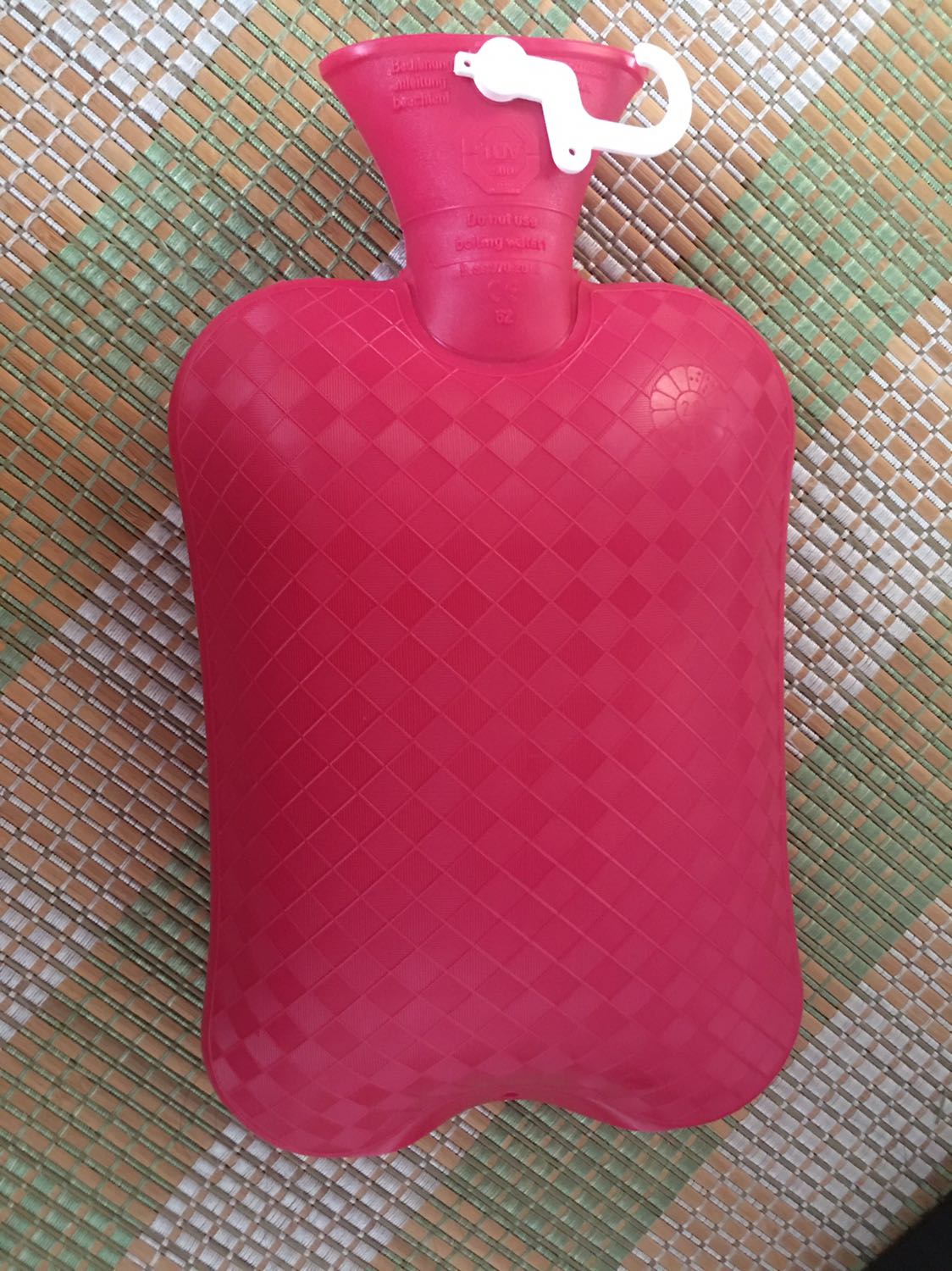 Giữ nhiệt nứơc nóng 90 độ khoảng 5 -6h nha. Các bạn nên ủ trong  khăn mỏngvtránh bị phỏng và giữ ấm lâu hơn chút. Mùi nhựa chỉ hơi có mùi chút thôi. Rất kín cả đêm ko bị rò rỉ nứơc nha.  Vệ sinh sau khi dùng cũng rất ok nha. Mới mua dùng 1 lần nhưng rất ưng. Hy vọng chất lựơng đựơc bảo toàn theo thời gian.