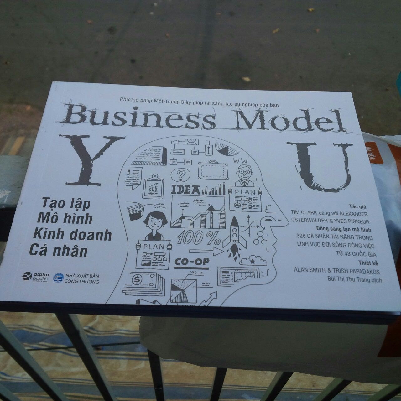 Nội dung sách hay, phù hợp với ai tìm hiểu về khởi nghiệp kinh doanh.
Về bao vì vận chuyển cần lưu ủa vì khi đến tay KH bị quăng góc sách bìa sau.