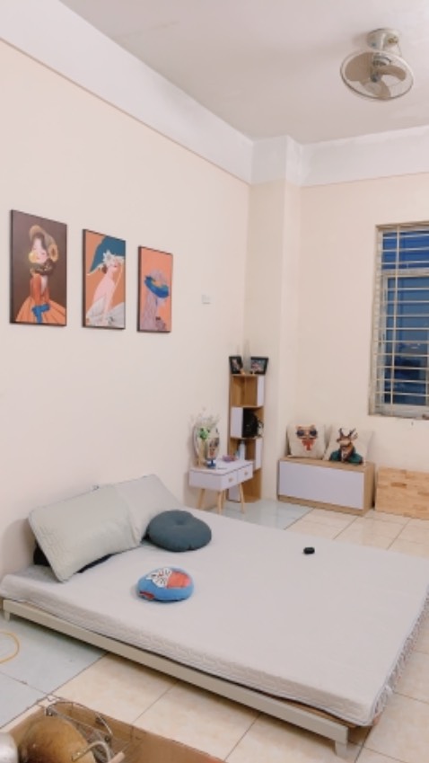 Bàn chắc chắn. Giao hàng nhanh, k trầy xước gì cả. Lắp ráp dễ dàng. Phù hợp với nhiều nội thất trong phòng. Rất ưng