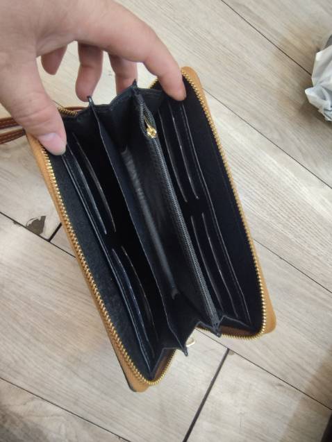 Ví đẹp lắm ạ màu bò đậm nhìn rất ưng bên trong nhìu ngăn quá tiện luôn ..luôn ủng hộ shop