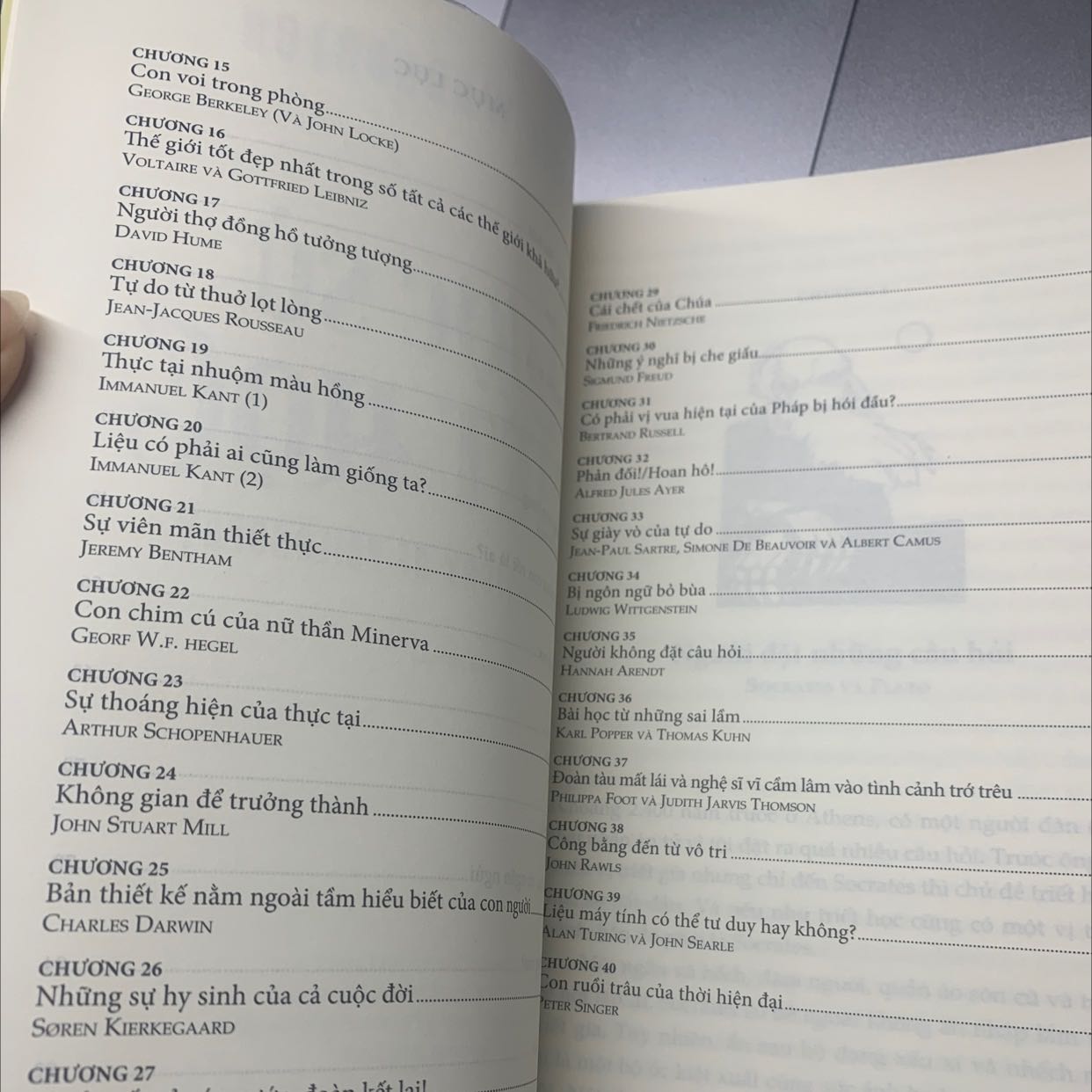 Chủ yếu sách nói về triết học phương Tây, không có triết phương Đông. Mỗi chapter nói về 1 trường phái tư tưởng. Hiện mình chỉ mới xem lướt nên chưa đánh giá hết được. Về chất lượng thì tốt, giấy đẹp. Nhã Nam làm sách rất đáng tiền mua. Chủ yếu sách nói về triết học phương Tây, không có triết phương Đông. Mỗi chapter nói về 1 trường phái tư tưởng. Hiện mình chỉ mới xem lướt nên chưa đánh giá hết được. Về chất lượng thì tốt, giấy đẹp. Nhã Nam làm sách rất đáng tiền mua.