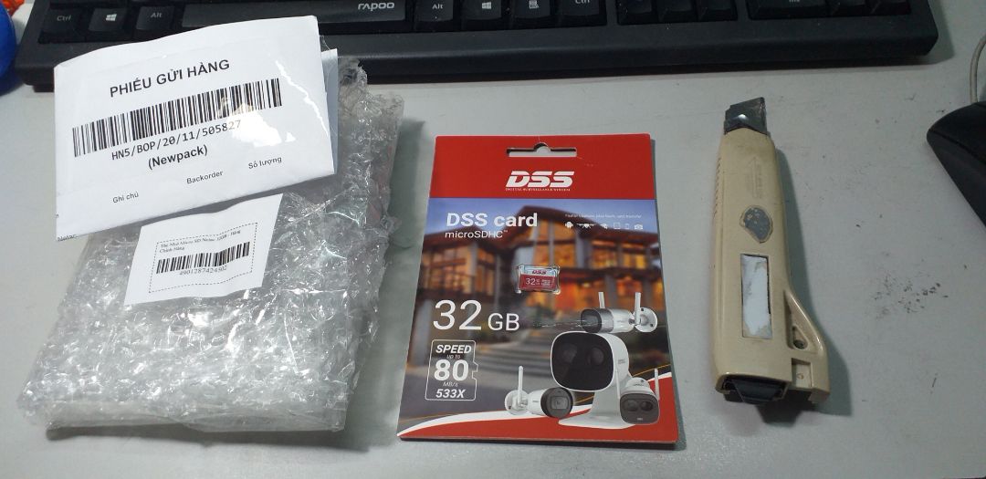 Đặt thẻ Netac nhưng giao hàng lại là hãng Dahua. Cũng định báo đổi nhưng đang cần gấp nên mình bóc ra dùng luôn và thấy cũng tạm được. Không hài lòng lắm khi giao sai hàng như thế này.