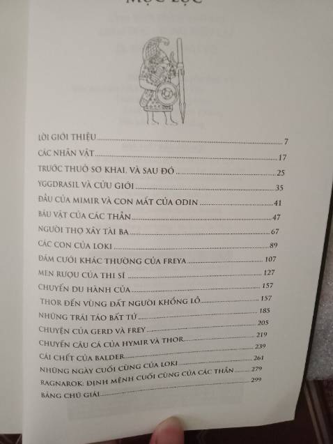 Đóng gói cẩn thận, giao hàng nhanh chóng, về nội dung chưa đọc nên chưa đánh giá được, mình có chụp mục lục để mn mua sau xem tham khảo, mình cũng có xem trên Youtube thấy mn khen cách kể của cuốn này hay. Cảm ơn Fahasa về sản phẩm này.
