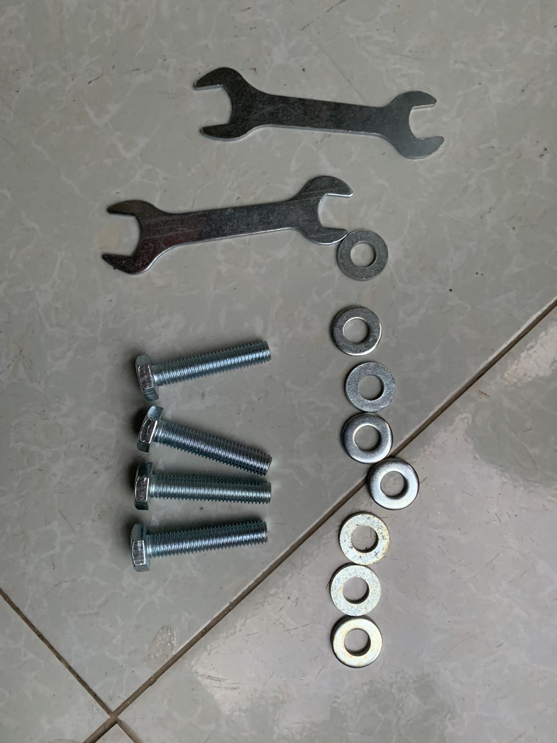 Chắc do sơ suất chuẩn bị mà mình không nhận đủ bộ ốc để lắp chân ghế. Thiếu mất 4 ốc siết. Chắc do sơ suất chuẩn bị mà mình không nhận đủ bộ ốc để lắp chân ghế. Thiếu mất 4 ốc siết.