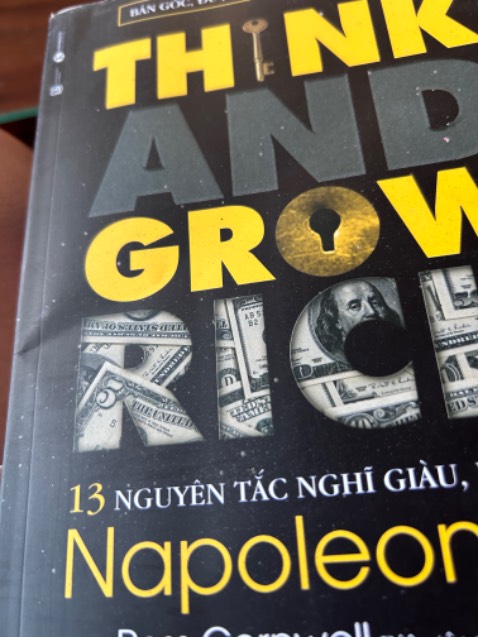 Điểm cộng: Giao hàng nhanh, người giao hàng lịch sự. Điểm trừ: Gáy sách bị rách, bìa bị cong vênh, nhiều bụi. Bên trong sách chất lượng tốt