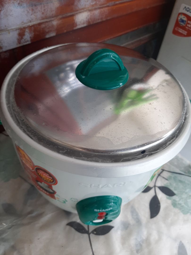 nồi nấu khi nước bắt đầu sôi lên, nước tràn ra ngoài nắp và thành nồi, kêu nồi kêu lạch cạch suốt. chỉ tiện mỗi khâu vệ sinh nồi thôi.