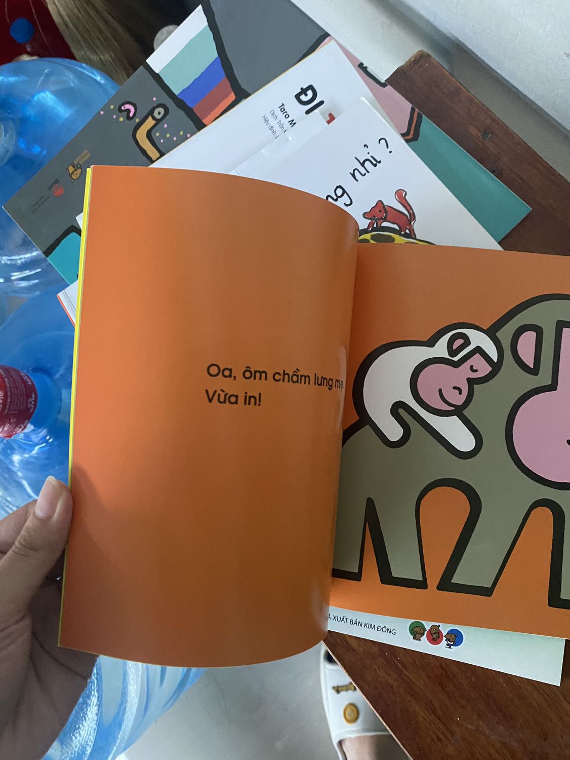 cuốn này thì bạn bé nhà mình đọc, mua để giúp con học màu sắc là chính, chứ chưa tự đọc dc