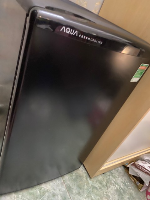 Mình dùng ẻm này sắp 2 năm rồi, mua hồi 22/01/2021 ấy, hôm nay lau chùi ẻm chuẩn bị đón năm mới, mình để trong phòng ngủ, mình cực kỳ ghét tiếng ồn nhưng ẻm này cực kỳ êm, hồi mới đầu mua về lo cực vì mới bật lên ẻm kêu hơi to luôn, sau đó thì êm ru tới giờ, đây là ưu điểm rất lớn của ẻm.

Làm lạnh rất khá nha, nhưng điểm trừ cực bự đó là cực kỳ dễ đóng tuyết ngăn đông, nên mình hay rã đông mỗi 3 tháng, lâu lâu lười tầm hơn nửa năm mới rã đông thì nước lênh láng dọn khùng luôn.

Mình dùng khá kỹ tính, cứ đổ nước hay dơ gì là mình lau chùi ngay nên đến giờ vẫn như mới, tủ lạnh mình để đồ ăn thức uống cực kỳ nhiều chật kín luôn ấy.

Chung quy đây là một chiếc tủ lạnh cực kỳ đáng tiền nhé, màu đen nên nhìn rất sạch, ai mua về dùng kỹ tính yêu thương ẻm tí thì ẻm sẽ bền mãi với mình thôi nè.