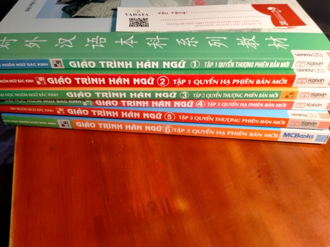 Sách giao nhanh,mới đặt 3 ngày đã về rùi.
Hộp của tiki bên ngoài hơi nát nhưng may không ảnh hưởng đến sách.
Sách gốc, in ấn rõ, nhìn rất thích.
Shop rep tin nhắn nhanh, còn gửi thừa một bookmark 😂
Nói chung là rất hài lòng. Sẽ quyết tâm học hết trong năm 2022 💪