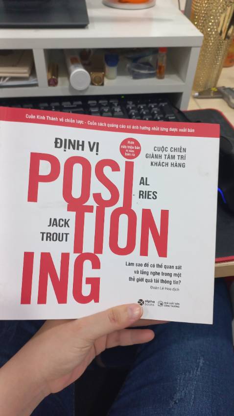 Sách hơi cũ. Bìa sách hơi bẩn