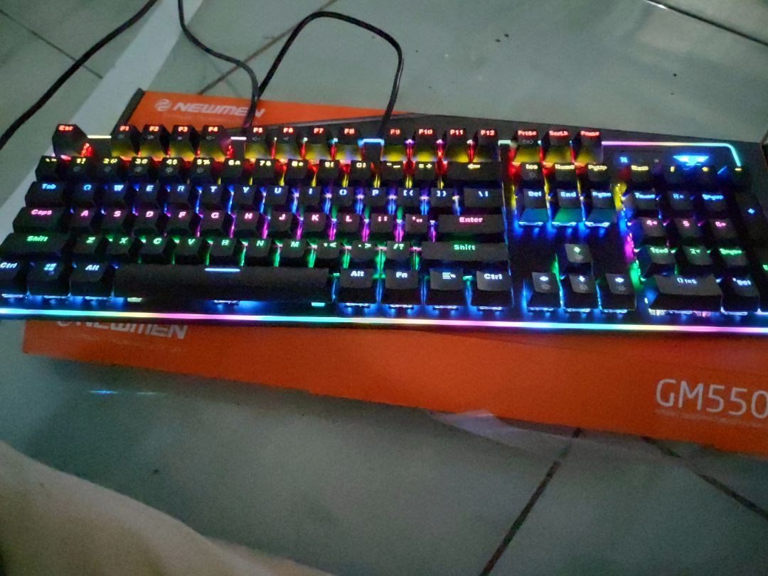 Bàn phím led khá đẹp, tùy chỉnh màu sắc thích cực luôn nha mấy bạn. Led RGB viền ngoài đúng loại tốt (loại 16 triệu màu ấy), nó trộn màu chạy quanh viền rất đẹp...