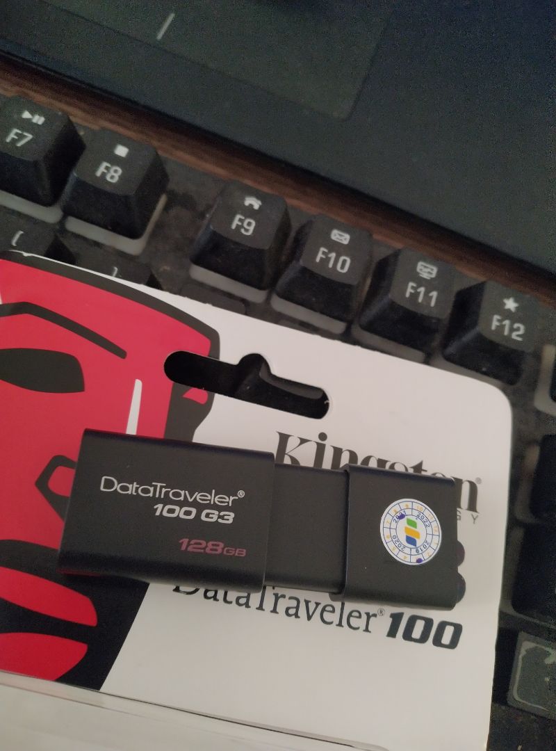 Đụng nhẹ là cái tem bảo hành bong ra luôn, cũng có dấu hiệu đã bóc box rồi. Mua mới tháng 10 đây nhưng tem bảo hành đánh số tháng 3 năm 2021. Là usb nên mình cũng ko care lắm. Nhìn chung mẫu mã đẹp gọn gàng, dung lượng lớn, tốc độ đọc ghi oke.