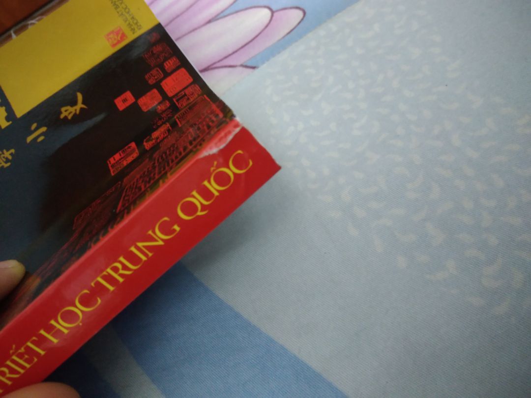 Giao hàng đúng như dự kiến luôn, rất là lâu ?
Sách to hơn mình nghĩ, giấy mịn nhưng mỏng, gáy sách hơi lỗi 1 tẹo. Nội dung thì mới đọc hết chương 1, chưa đánh giá được.