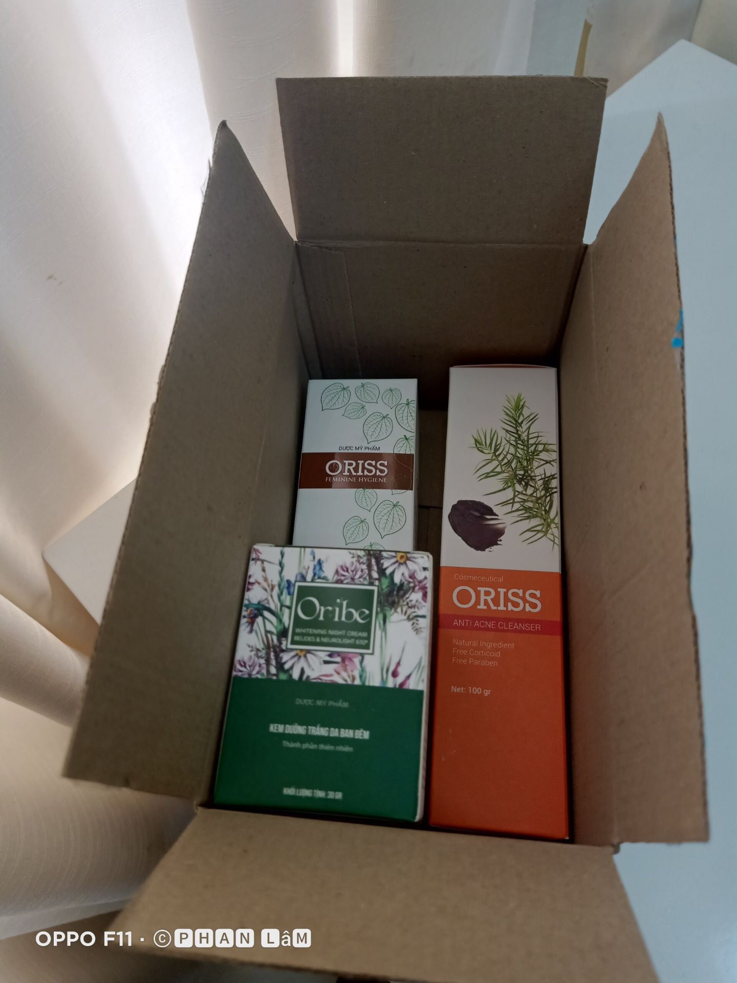 Lúc mới mở ra thấy sữa rửa mặt có màu vàng nâu thấy hơi kì kì, có thêm mấy hạt liti nữa sợ nó bào da mạnh. Nhưng mà lúc xài mới thấy hết hồn, sữa rửa mặt nhiều bọt và rửa sạch cực kì, mấy hạt liti nó hòa tan ra luôn làm da cho sạch như được tẩy tế bào chết, mình bị mụn ẩn nó đẩy lên được 1 ít luôn. Ấn tường đầu thấy khá tốt, hiệu quả thì pahir xài thêm thời gian nữa mới kiểm chứng được