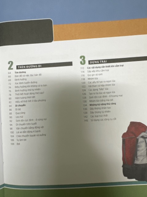 Mua sách đc kèm tặng theo miếng thép đa năng, 11 công năng. Thực sự cuốn sách rất hữu trang bị và học các kỹ năng sinh tồn.