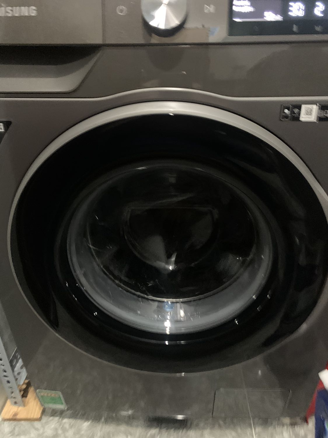 Máy khá tiện trong việc giặt. Nước giặt và nước xả chỉ cần đổ 1 lần máy tự cân chỉnh. Giặt thấy sạch lắm á. Mấy vết ố trên gối gặt vẫn ra. Có điều vắt máy hơi rung nhưng ở mức chấp nhận được. Để thời gian nữa xem sao