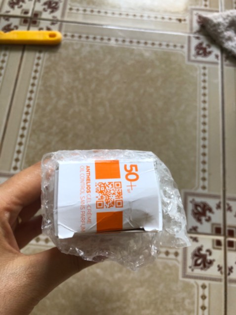 Bài đăng thì ghi ko màu trong khi đó chất kem ngả vàng. Hộp thì ko tem niêm phong mua về  bóc hàng đã thấy mở. Hàng nhái rõ ràng.