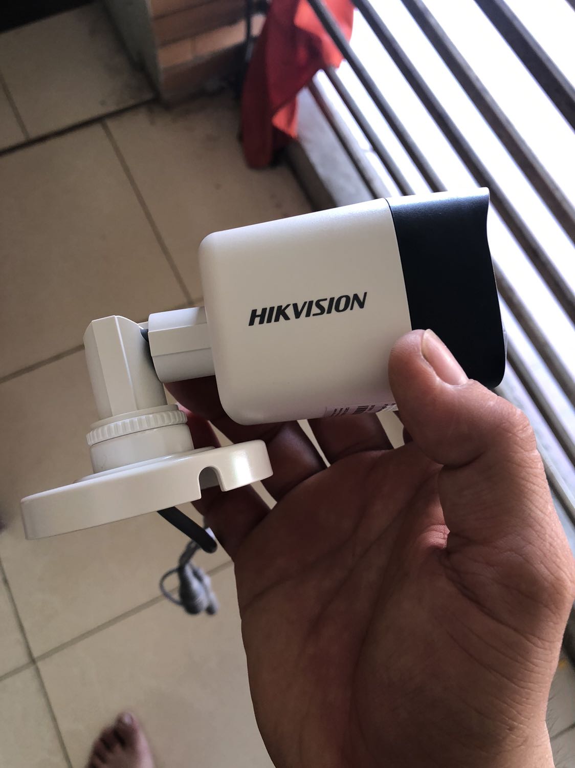 Sp có tem nhãn đầy đủ nhưng chính hãng hay ko thì vẫn chưa chắc. Như mô tả thì sp có độ phân giải 2560x1944 nhưng khi mình lắp thì chỉ 2560x1440. Shop bảo còn do đâu ghi, nhưng mình chắc chắn rằng đầu ghi nhà mình hiển thị được cam 5.0mpx mã đầu ghi 7208huhi k1/e và cam cũ của mình con hiện thị 2592x1944. Và shop cũng ko nói gì thêm nữa.