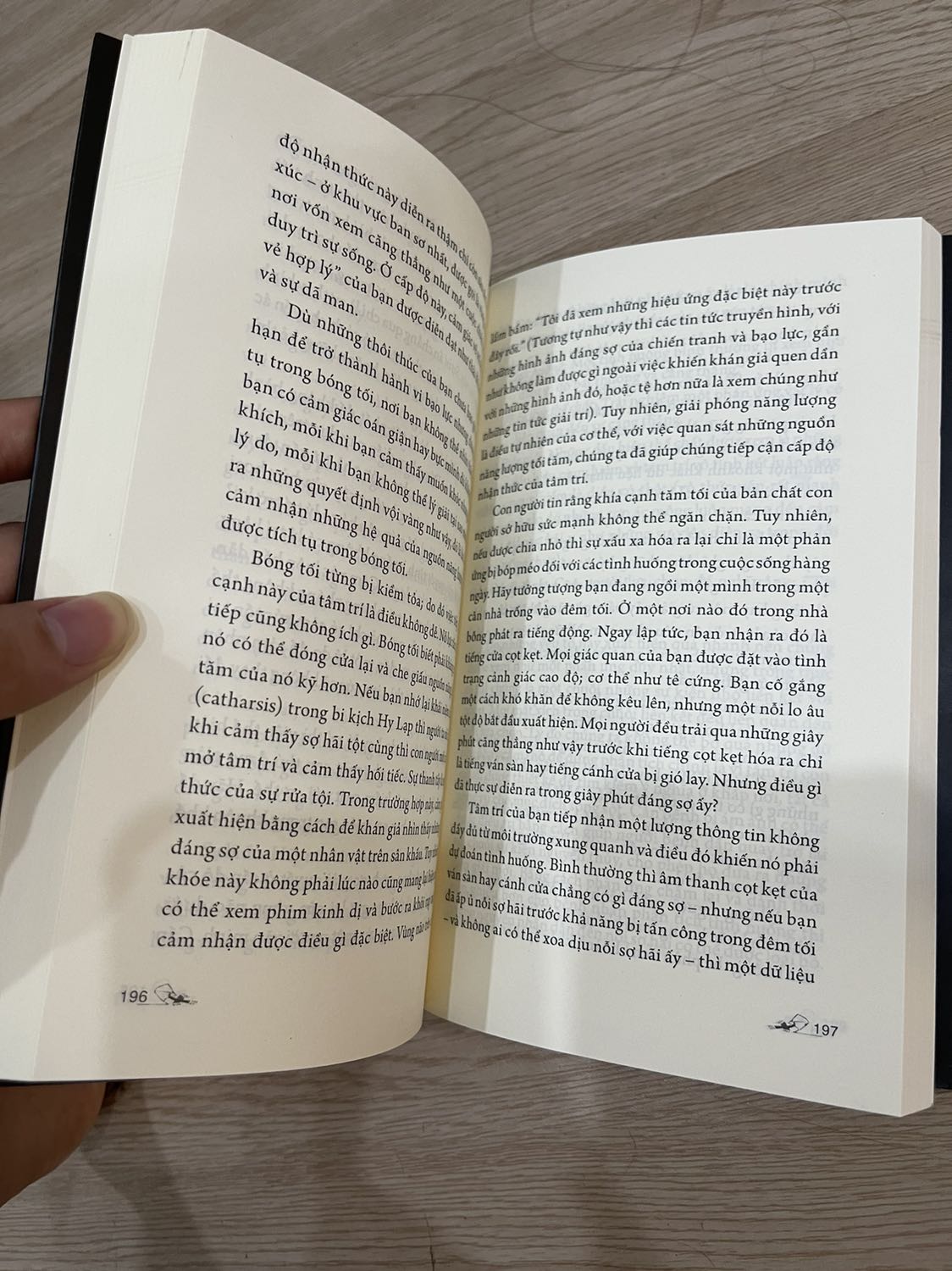 Đúng là sự ship hàng nhanh đỉnh cấp của Tiki luôn làm mình rất hài lòng! Sách thì bìa ngoài có vẻ ko đc mới lắm nhưng đc cái là ko bị gập góc còn giấy thì lạ lắm mịn mượt trơn láng sờ thích tay cực luôn! Đọc qua mục lục thì thấy giống với những sách về Luật hấp dẫn và tâm thức con ng! Hi vọng sẽ có thêm nhiều điều mới thú vị! CẢM ƠN TIKI! CẢM ƠN X3