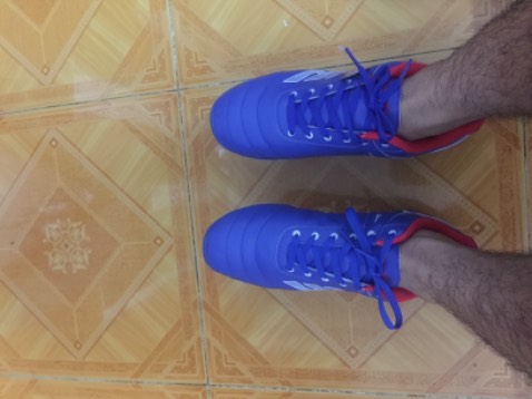 Giày ảnh màu đen, giao lại là màu xanh. Cỡ giày trong phần mô tả 41 chân 262cm nhưng thực tế lại là 258 làm mình đi bị chật. Không hài lòng về sản phẩm cho lắm 😢