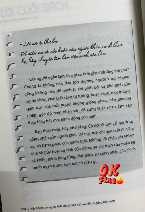 Về hình thức: Bìa đẹp tên hay :) yếu tố khiến tôi quyết định mua
Về nội dung: actually ko có gì mới mẻ so với kiểu tản văn nói chung, có phần hơi sến nữa. Phần về tình yêu ko sâu sắc. Nếu muốn cái gì đó độc đáo hay gây chú ý thì ko có đâu. Mình đọc mãi mới xong vì thấy hơi chán
Về văn phong: dịch khá hay, tuy nhiên vài chỗ có vấn đề hoặc hơi cực đoan, ví dụ chương gần cuối có cái câu “...lâu dần sẽ trở thành người thực tế nhưng ko có tí giáo dục nào”??? Đọc câu này thấy ko hợp lý tí nào luôn ấy. Bù lại nhiều quote hay, mấy chương gần cuối hay hơn đoạn giữa
Nhìn chung nội dung chỉ chấm được 3 điểm thôi. Recmd mọi ng nên cân nhắc. Còn ai mà thích mấy câu quote truyền cảm hứng thì mua cũng được, trong này nhiều lắm. Mình cũng vì thích 1 câu trong phần review quá nên mới muốn mua đấy :v (câu ý là: “xung quanh có rất nhiều con nhà người ta đôi khi khiến bạn phát điên lên. Nhưng nếu nhìn kỹ lại thì có thể chính bạn cũng là con nhà người ta trong mắt ai đó”. Đại ý thế)