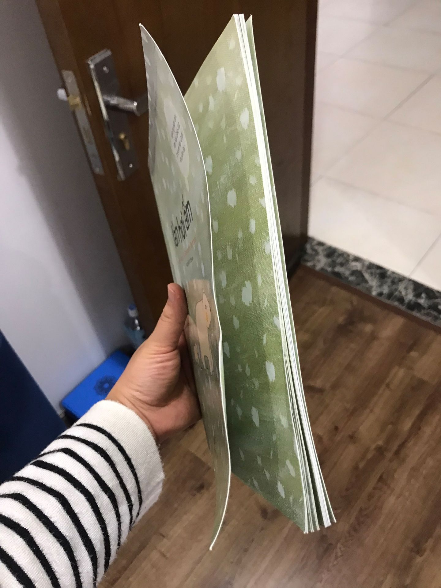 Sách đẹp, nội ding truyện rất hay, bé nhà mình rất thích. Mỗi tội không có bookcare nên sách dính mưa bị ướt, bìa bị cong với tách một chút ở đầu. Sách đang đẹp mà bị vậy xót ghê :(