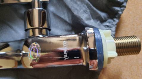 Hàng bị trầy xước, nhưng vẫn đóng gói giao cho khách. Ẩu.