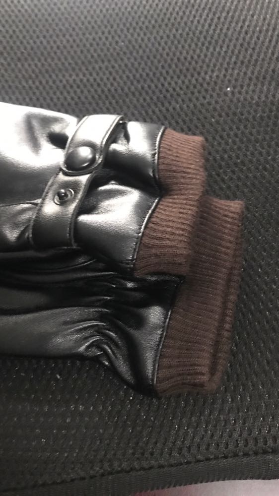 Găng tay quá chất quá đẹp luôn. Da rất mềm và co giãn rất tốt. Đeo ấm thôi rồi luôn. Lớp lông lót bên trong tạo cảm giác ấm mà rất dễ chịu. Cảm ứng điện thoại vuốt vèo vèo không phải nghĩ ngợi luôn. Hàng tốt giao nhanh đanhs giá 5 sao ủng hộ shop.