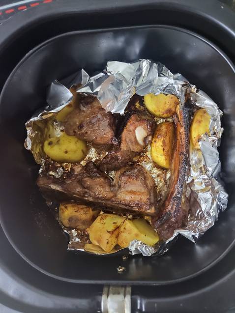 Nồi chiên hơi bị xịn luôn ấy, nóng nhanh, giá rẻ, ai còn phân vân thì hốt nhanh nhe, lúc mình nói sẽ mua em này, mà ai cũng kiểu rẻ quá hay bỏ thêm 4,500 đi mua đồ tốt hết, mà tại nhà có 2,3 người thôi, với không có nhiều tiền nên cứ mua, dù sao cũng là thương hiệu uy tín, xài này cũng mấy tháng rồi, do toàn để ngâm nửa ngày mới rửa nên rổ chiên vẫn không tróc, tiền điện thì cũng như trước thôi, từ khi có em này là chai dầu ăn xài hoài không hết ☺️