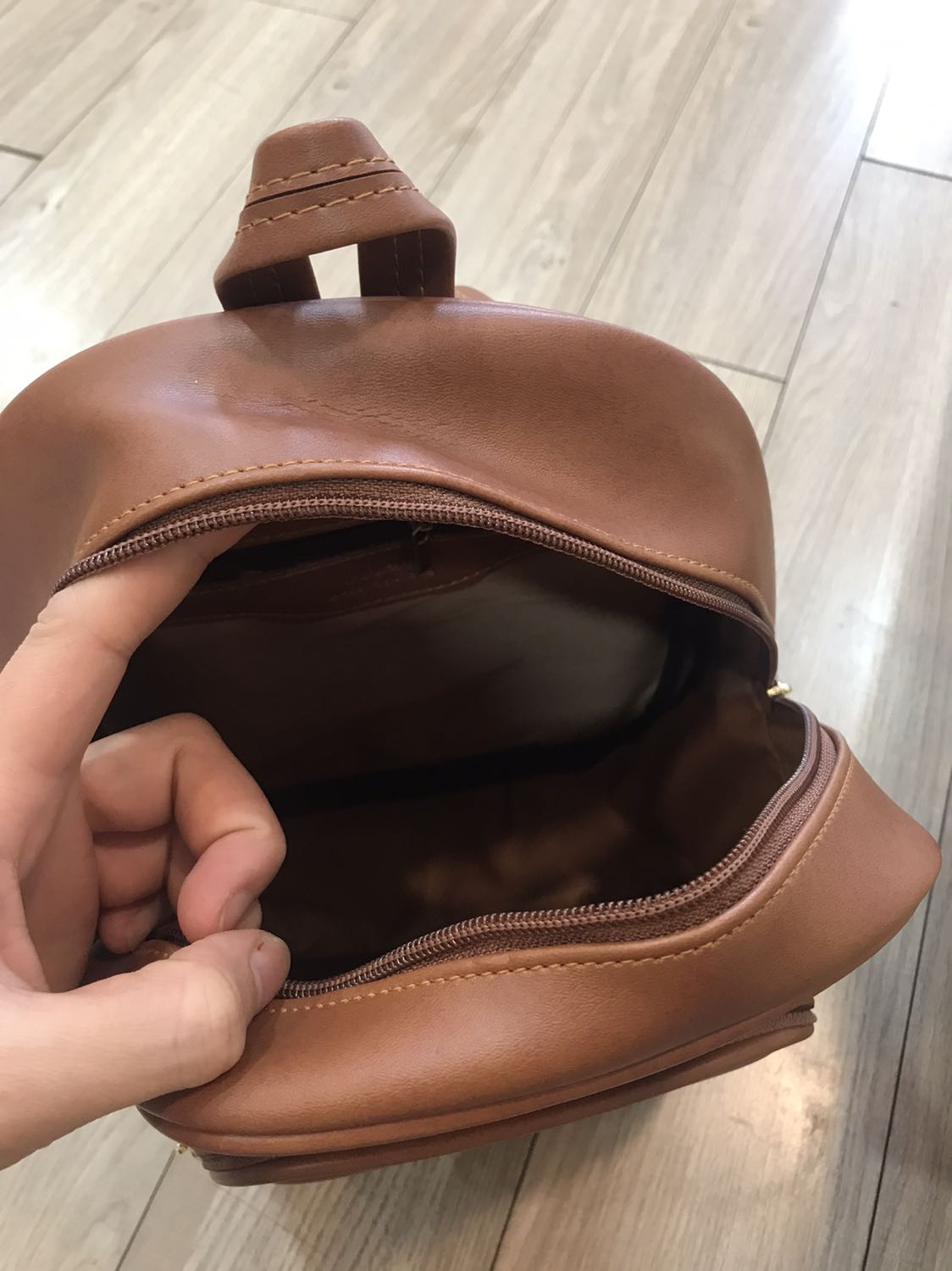 sản phẩm đẹp lắm shop ơi , balo ngăn rộng đựng được nhiều đồ ạ , màu đẹp lắm luôn , sẽ luôn ủng hộ shop nhiều hơn ạ