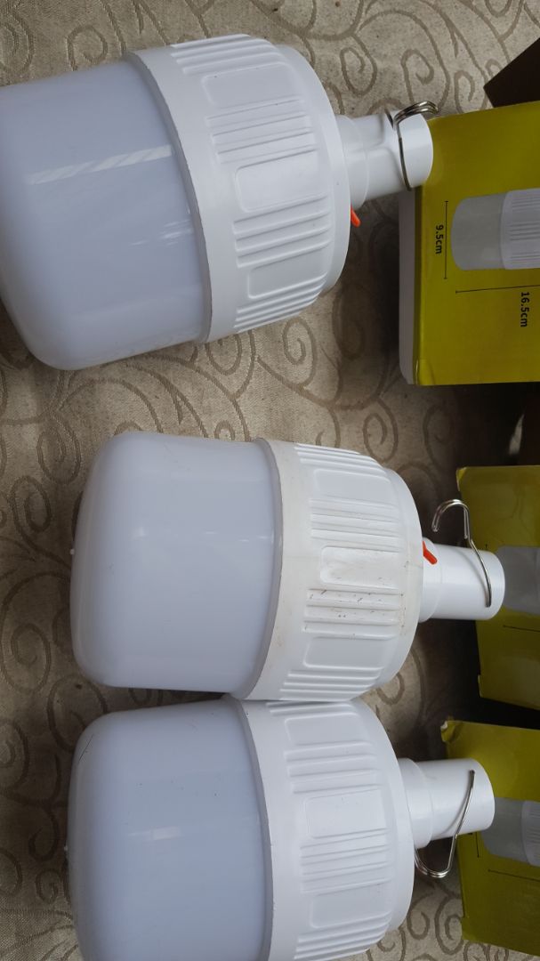 Tôi rất thất vọng về sản phẩm, không đúng mô tả như quảng cáo (ảnh như trên hình), không có cục sạc như hình quảng cáo, kích thước không đúng, số led trong bóng là 24 (quảng cáo là 42 led), đèn không còn điện, phải sạc bằng nguồn điện qua cục sạc điện riêng, một bóng không nhận sạc bằng ánh sáng do lỗi bị rời mối hàn từ tấm pin quang năng, sau khi sạc đầy 3 bóng, thắp sáng ở mức cao chỉ 1 giờ là tối mờ luôn.
  Do quy trình đổi trả quá phức tạp nên thôi không đổi trả, tóm lại các bạn cân nhắc kỹ lưỡng trước khi mua.
  Shop quá phóng đại về sản phẩm này.